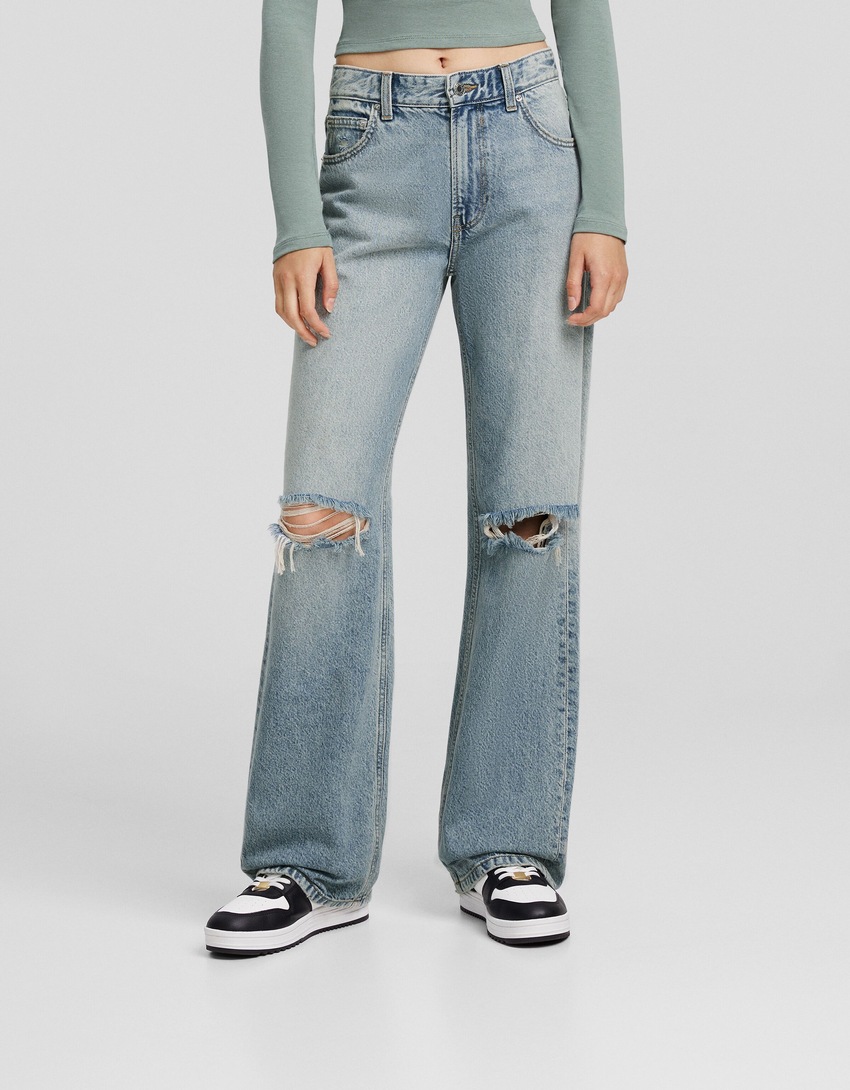 Calça jeans rasgada de perna larga dos anos 90