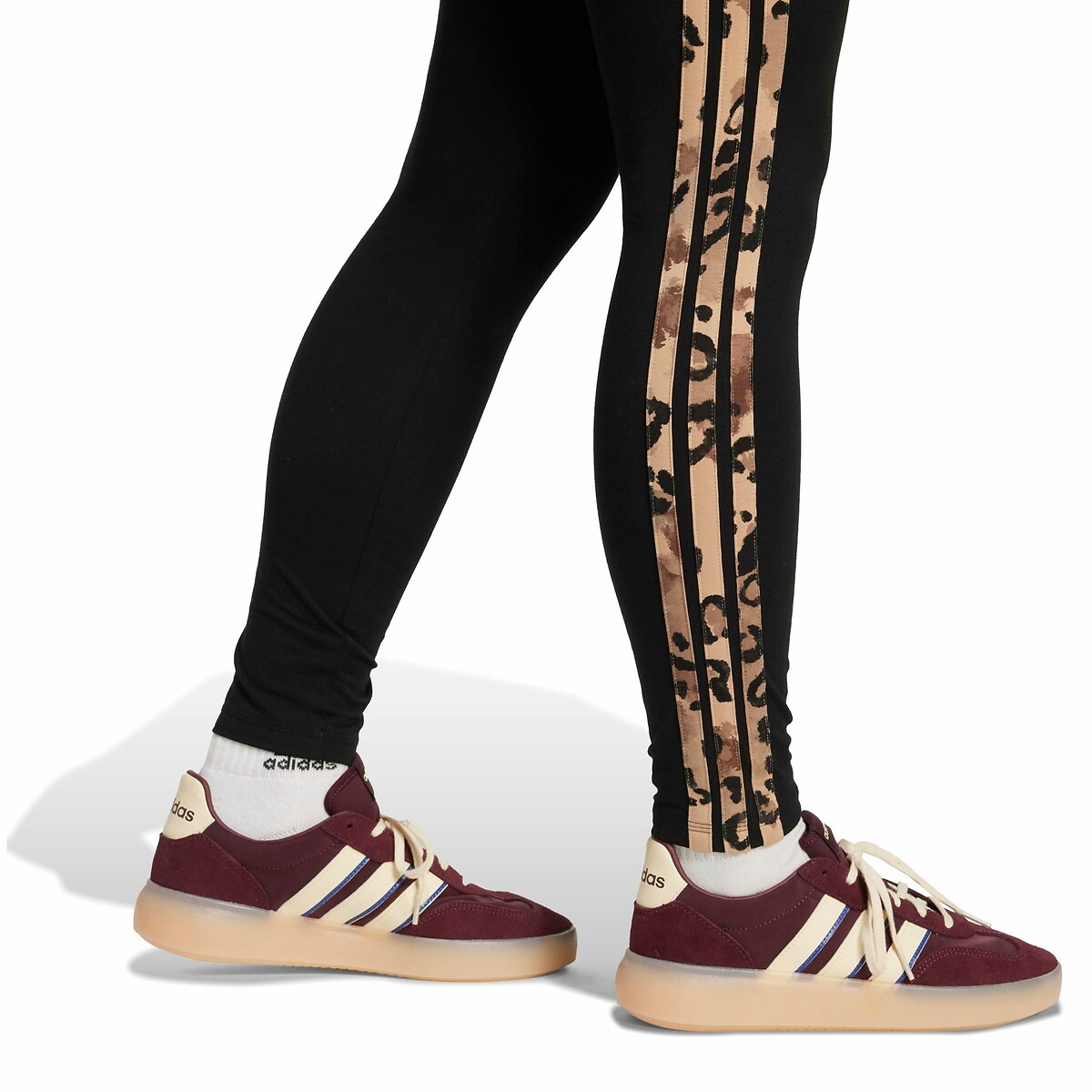 Calça legging ADIDAS SPORTSWEAR<br>Com estampa de leopardo e 3 listras