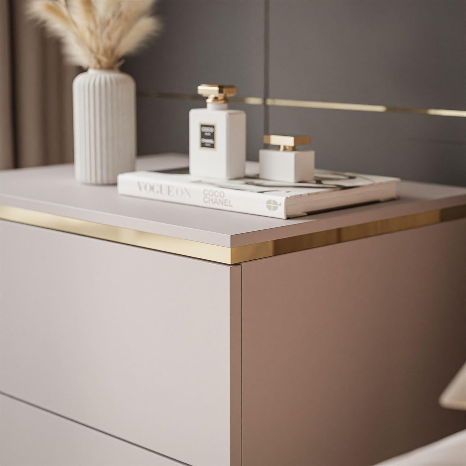 Lookway Nachttisch Aurora II Kaschmir Matt mit LED Beleuchtung Hängend oder auf Goldenen Beinen Gold Dekorative Leiste Modernes Schlafzimmermöbel (mit Sockel)