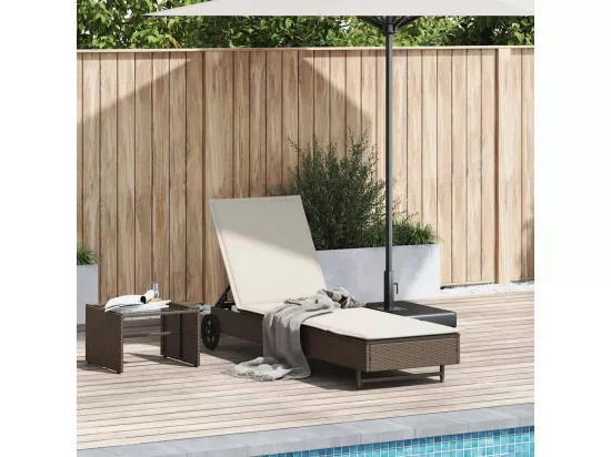 Chaise longue avec roues et coussin marron résine tressée