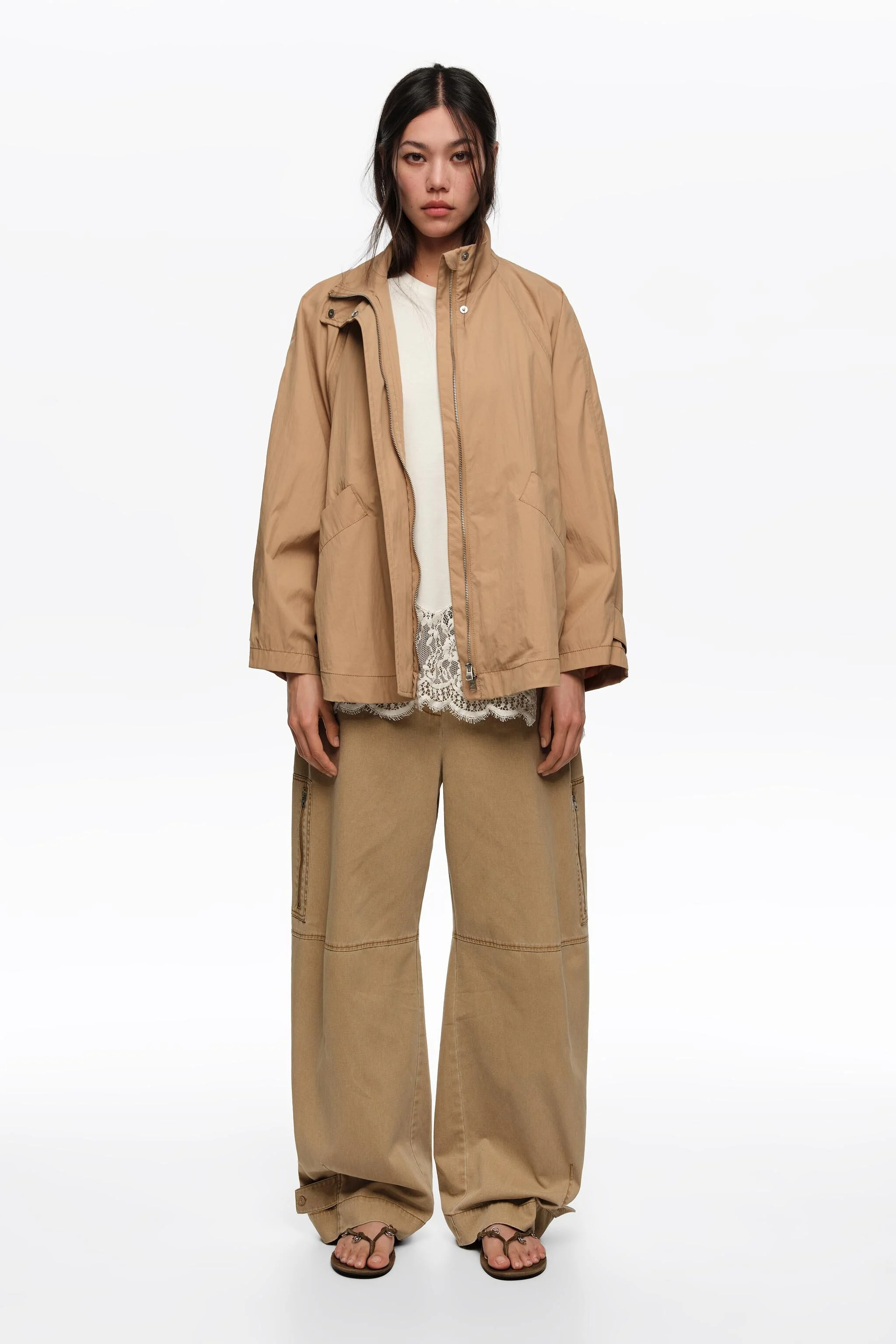Trench coat curto, cor camelo, gola alta