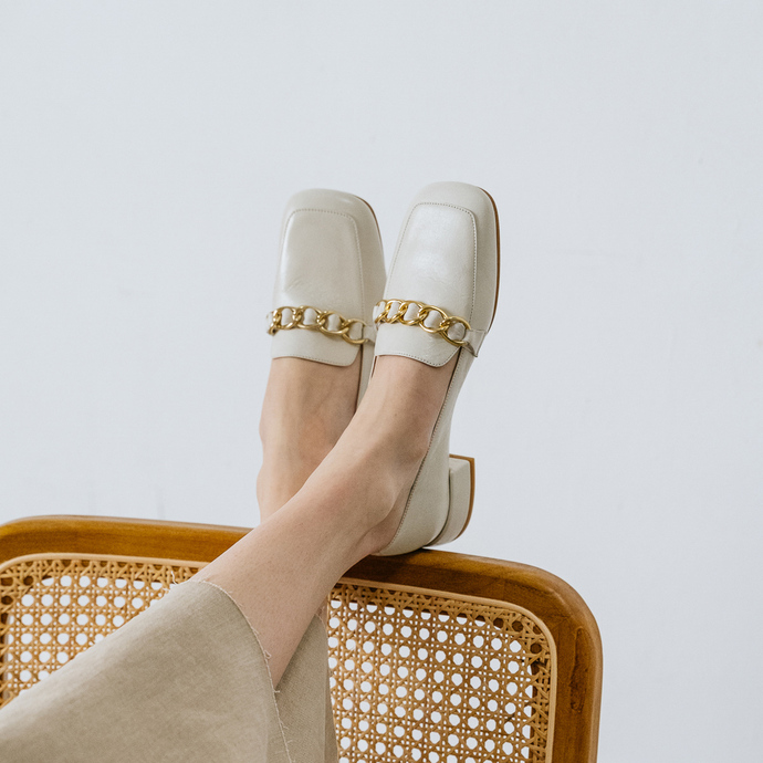 Mocassins à bouts carrés et détails dorés  en cuir vieilli écru