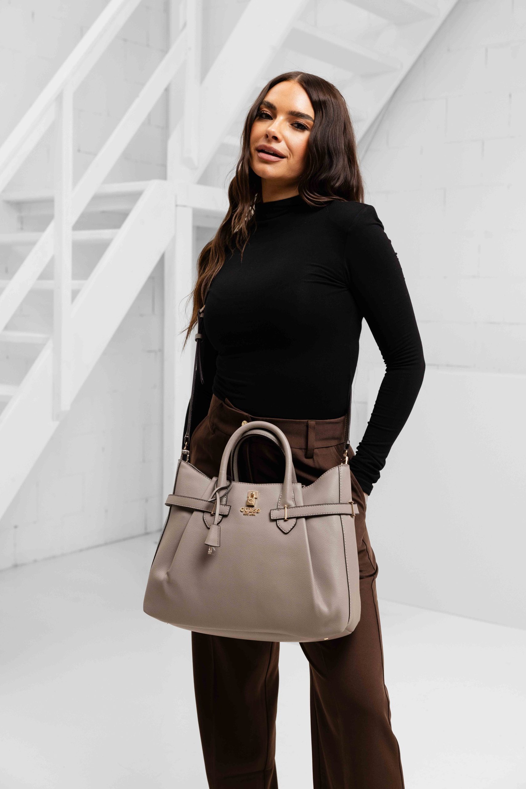 Guess Yesba Saffiano Handtas Dames Bruin
