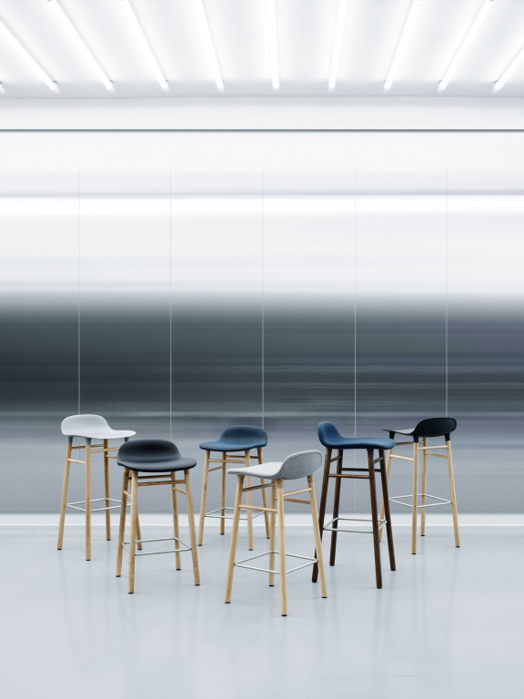 Normann Copenhagen Form Barstool barkruk 65cm met walnoten onderstel zwart