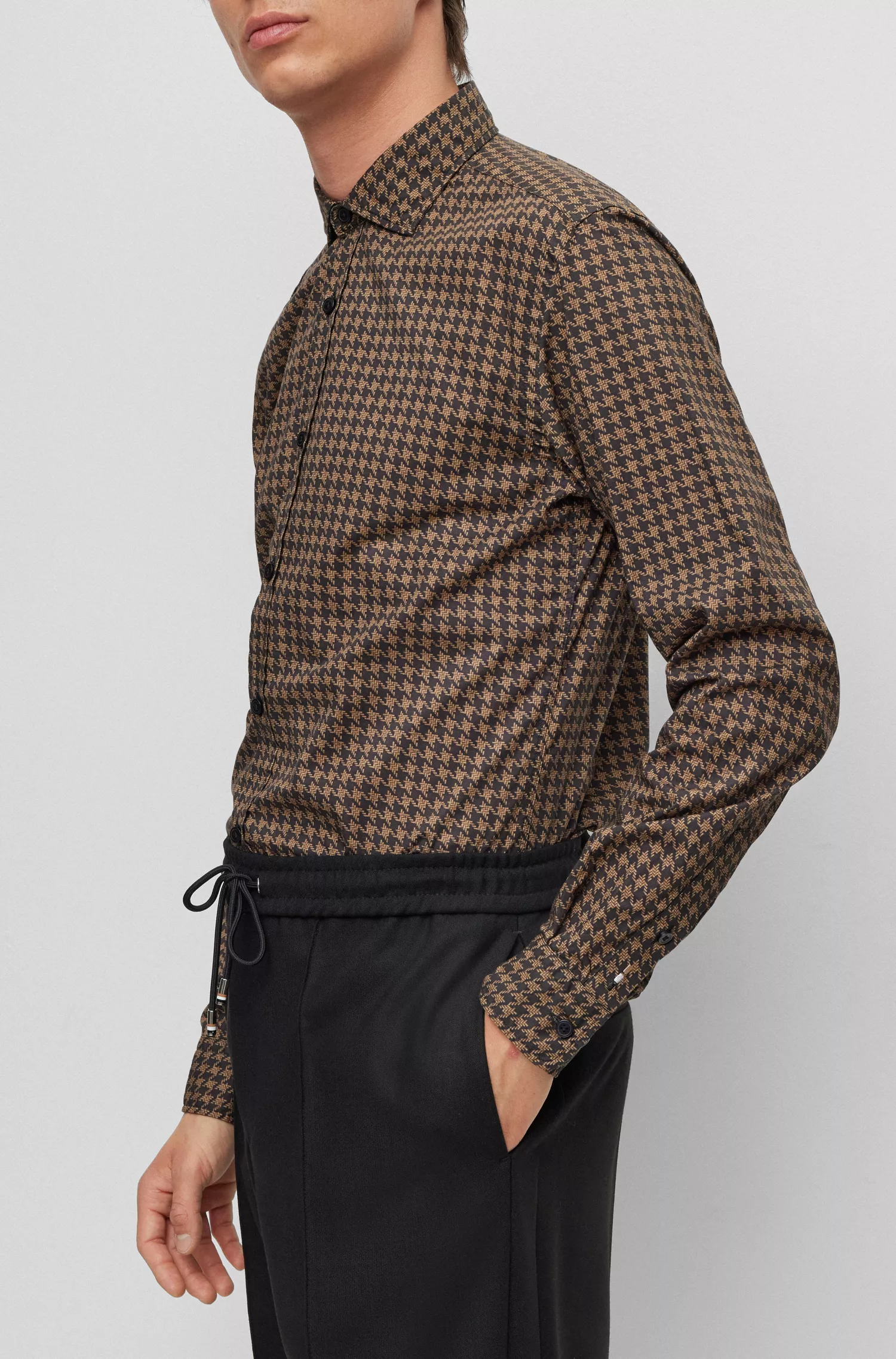 Camisa BOSS preta de corte slim em algodão elástico com estampa pied-de-poule.