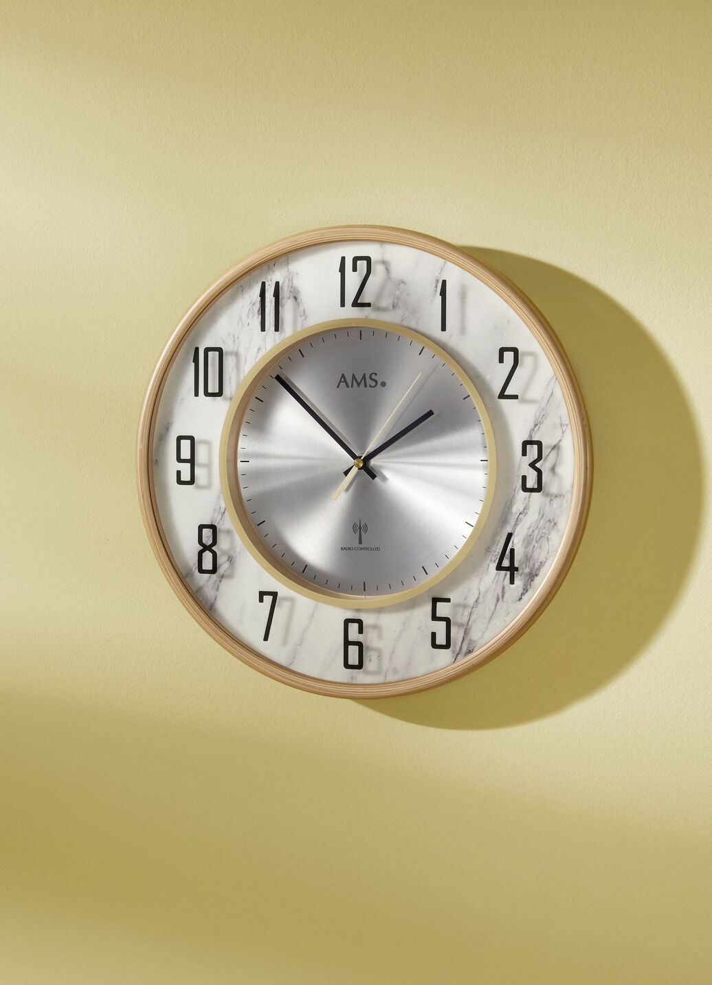 Wanduhr in Marmor-Optik