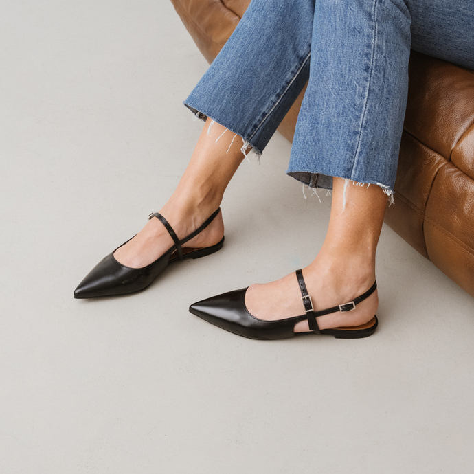 Ballerines à bouts pointus et lanières  en cuir brillant noir