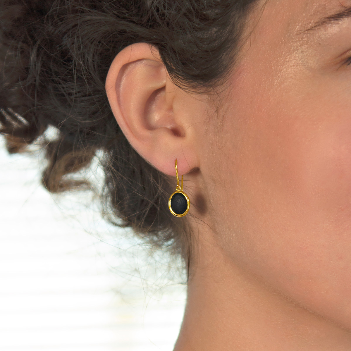 Boucles d'oreilles pendants or 750 jaune onyx ovale.