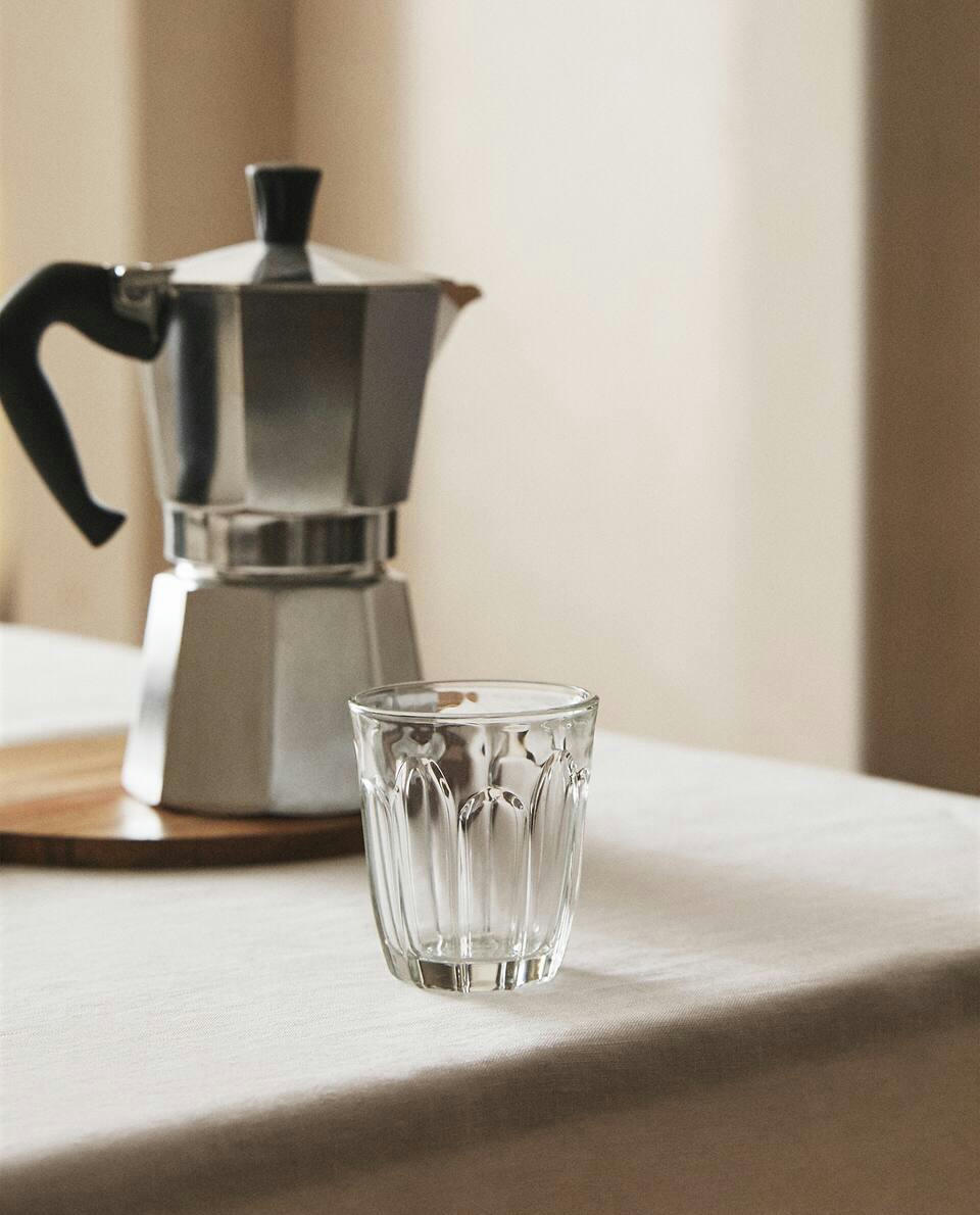 Copo térmico para café com design em relevo