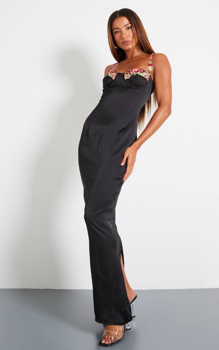 Noir Robe Longue Satinée À Bretelles Avec Appliqués Floraux Et Armatures