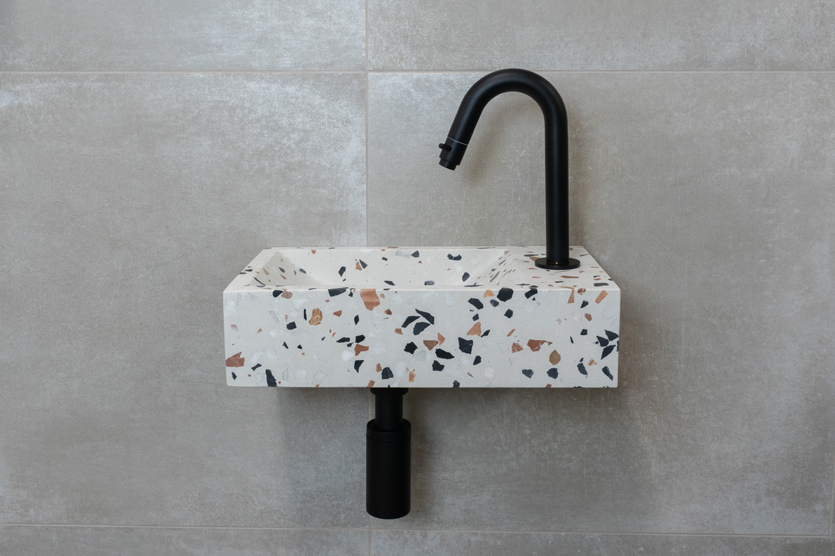 Saniclear Terrazzo fonteinset met gebogen kraan in mat zwart