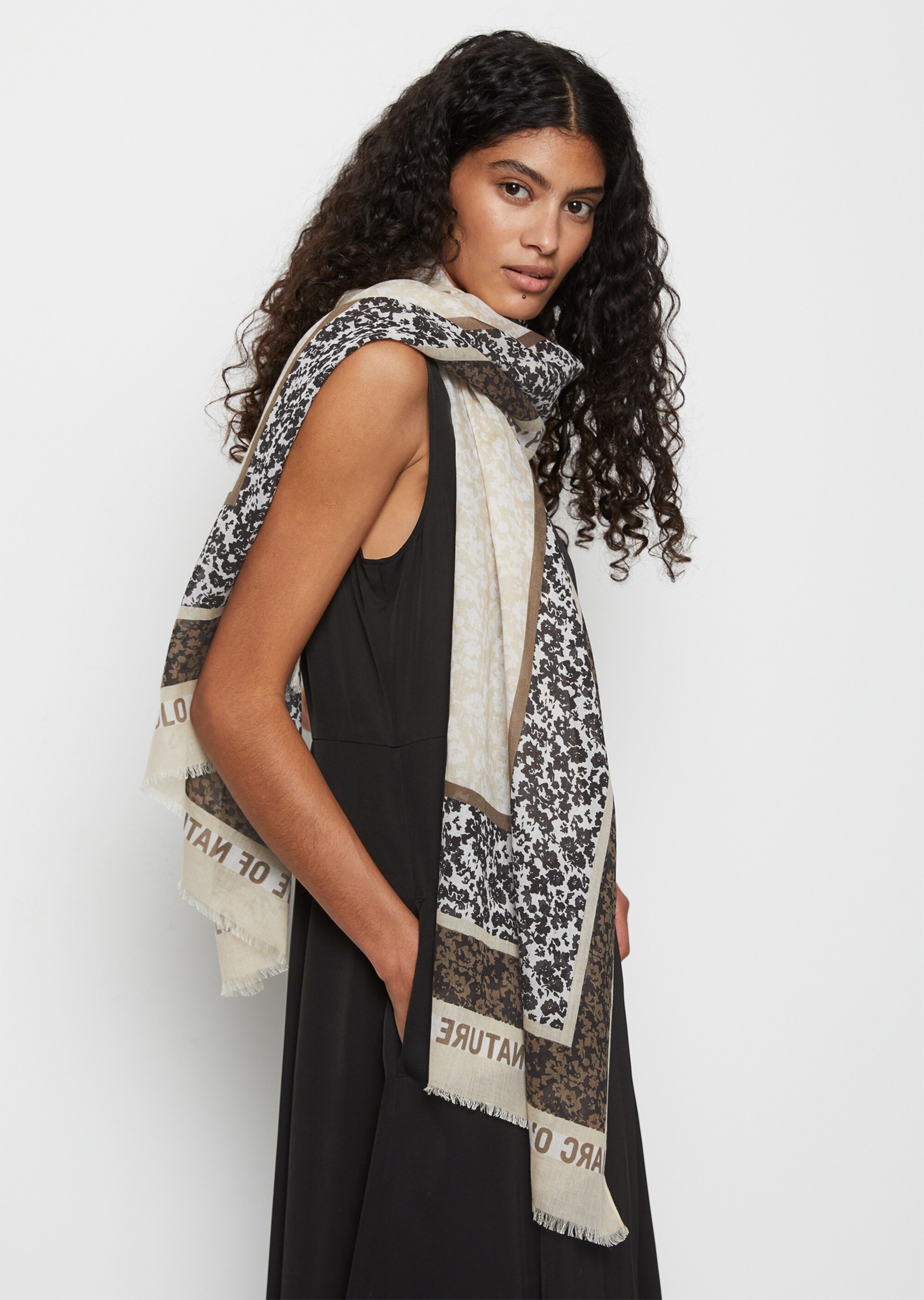 Schal mit Allover-Printmit Tencel™ Lyocell