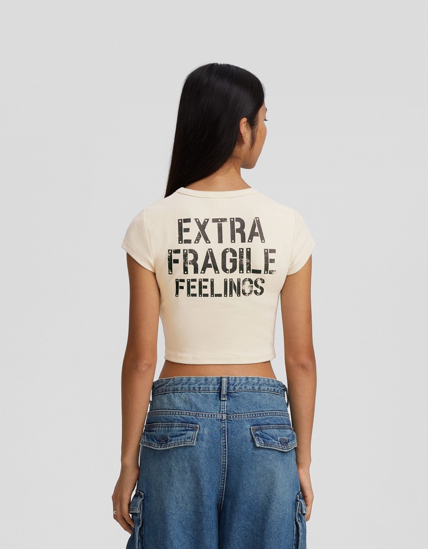 Camiseta de manga curta com estampa e modelagem ajustada