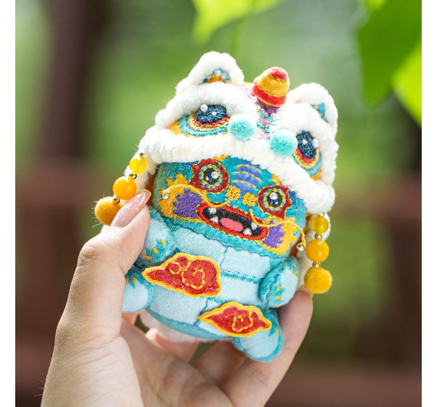Embroidery Kingdom - DIY borduurpakket met tijgeramulet (verschillende ontwerpen)