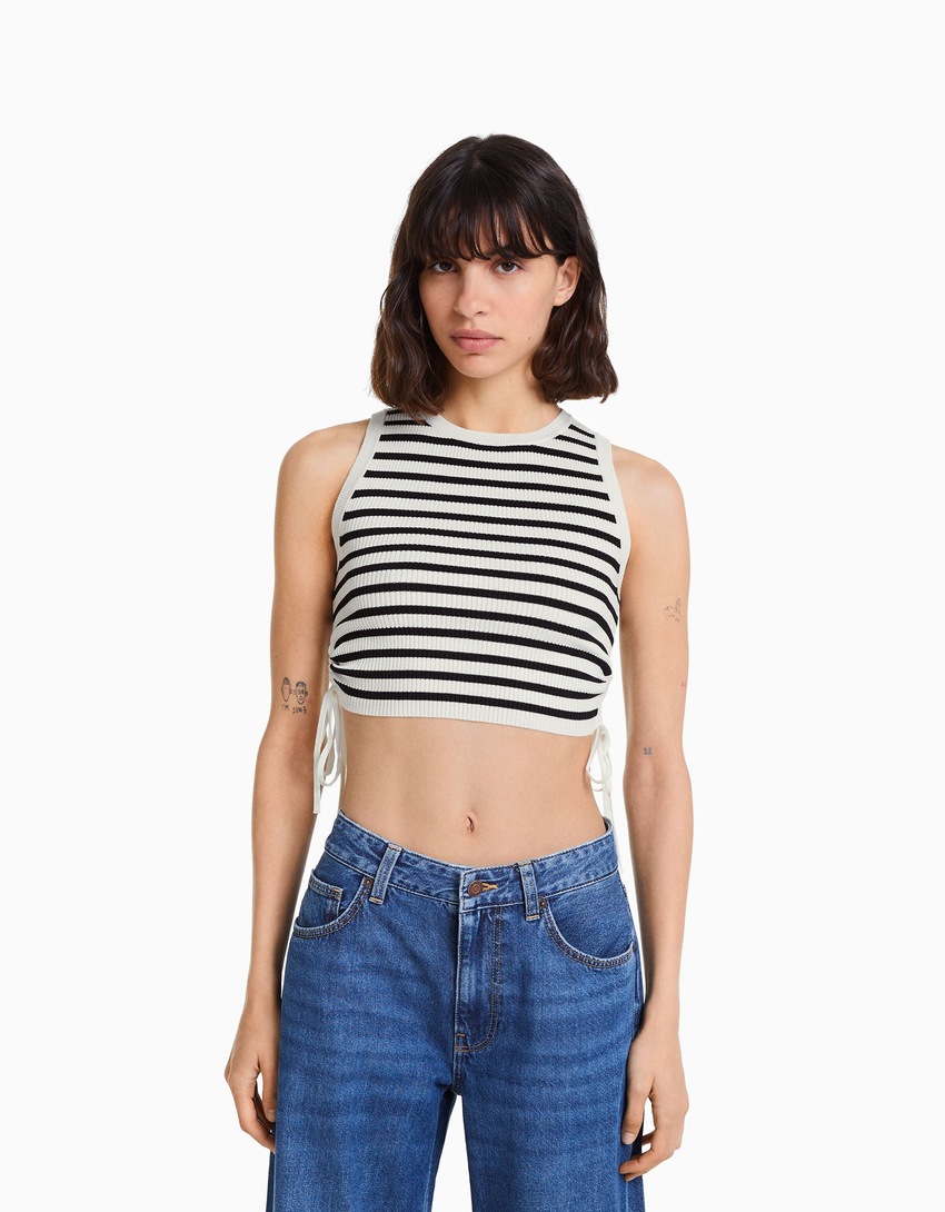 Blusa de malha sem mangas com franzidos e amarrações.