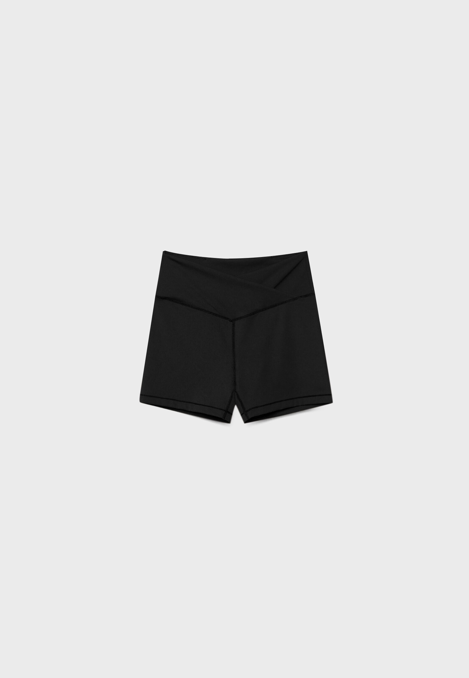 Shorts curtos com cós cruzado