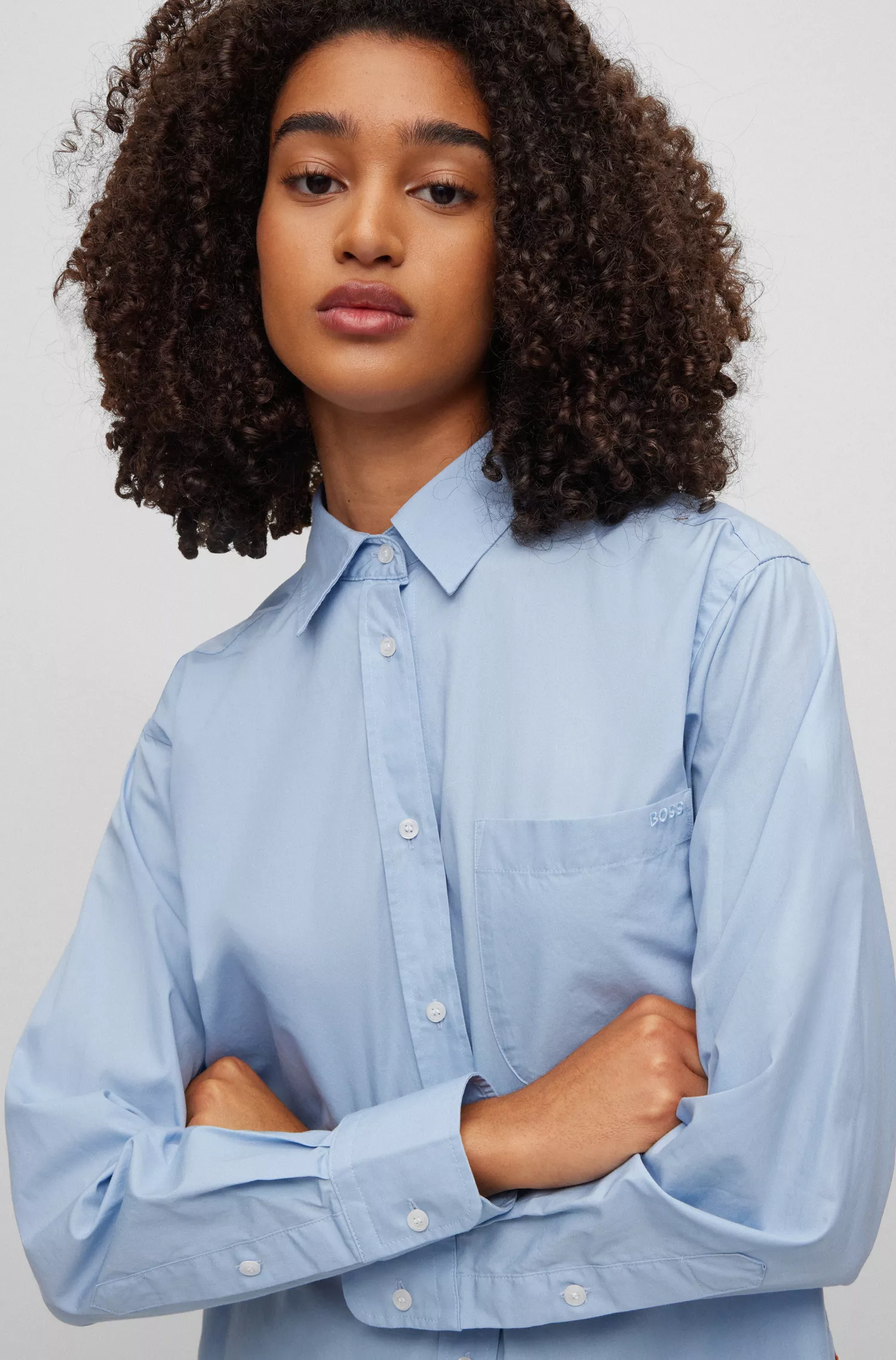 Blusa BOSS preta de modelagem relaxada em algodão orgânico com logotipo bordado.