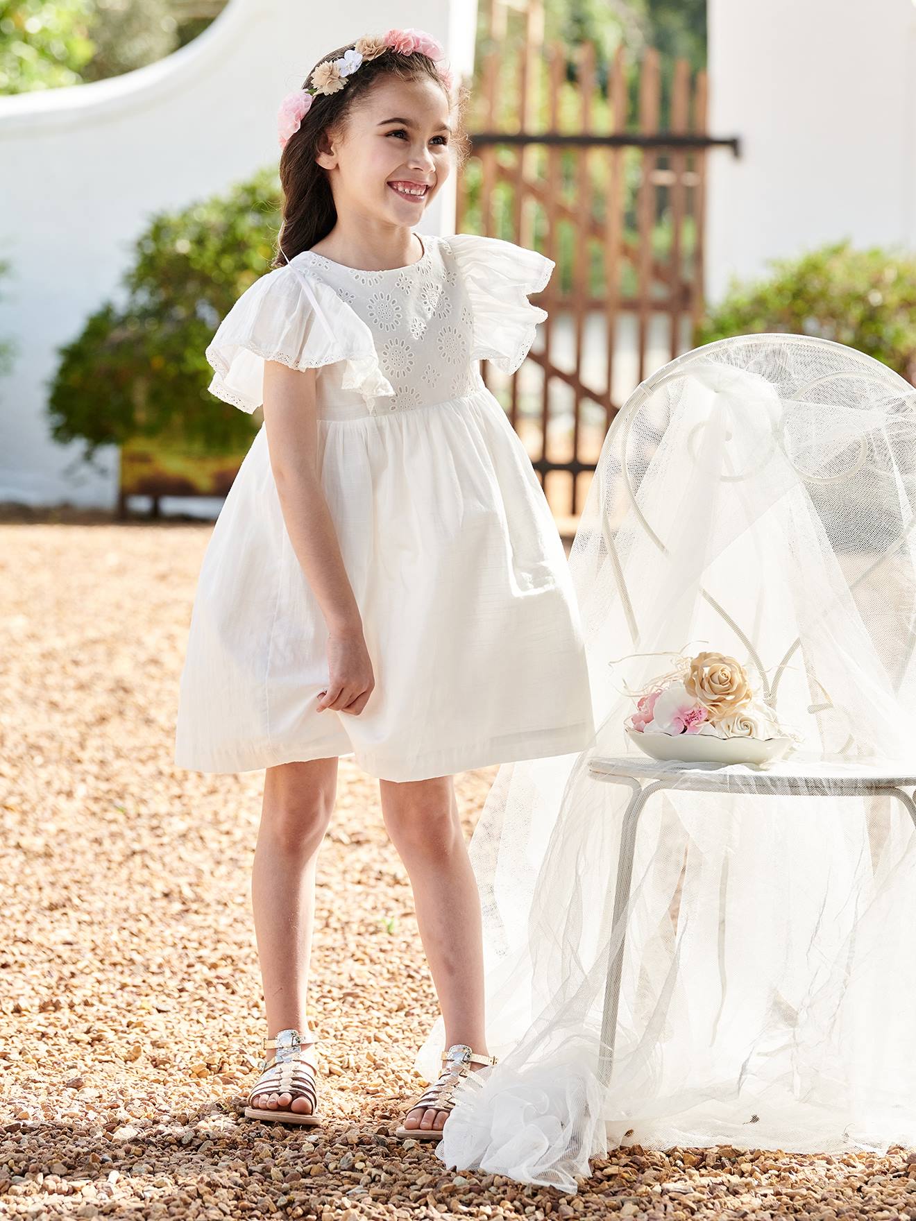 Vestido de festa off-white com detalhes em bordado inglês para menina