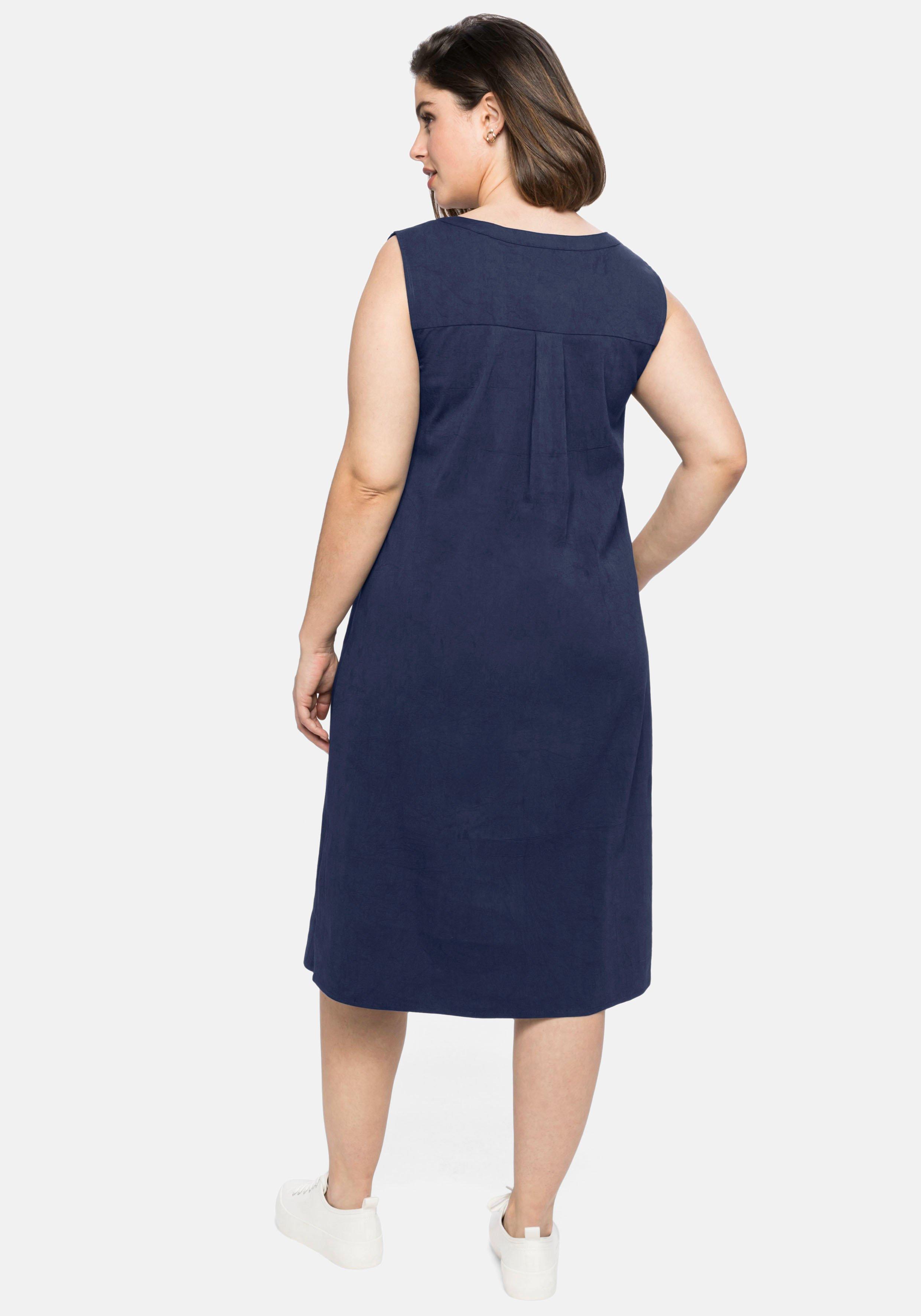Kleid mit geschlitztem Rundhalsausschnitt