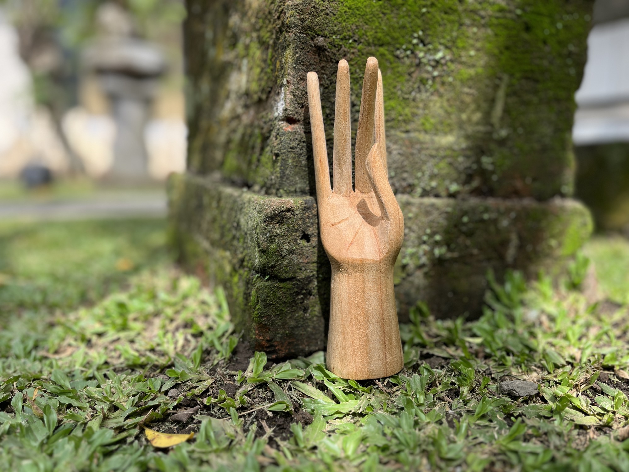 Holzfigur 'Hand', natur, H 20 cm, B 5 cm, L 5 cm von fischer's lagerhaus