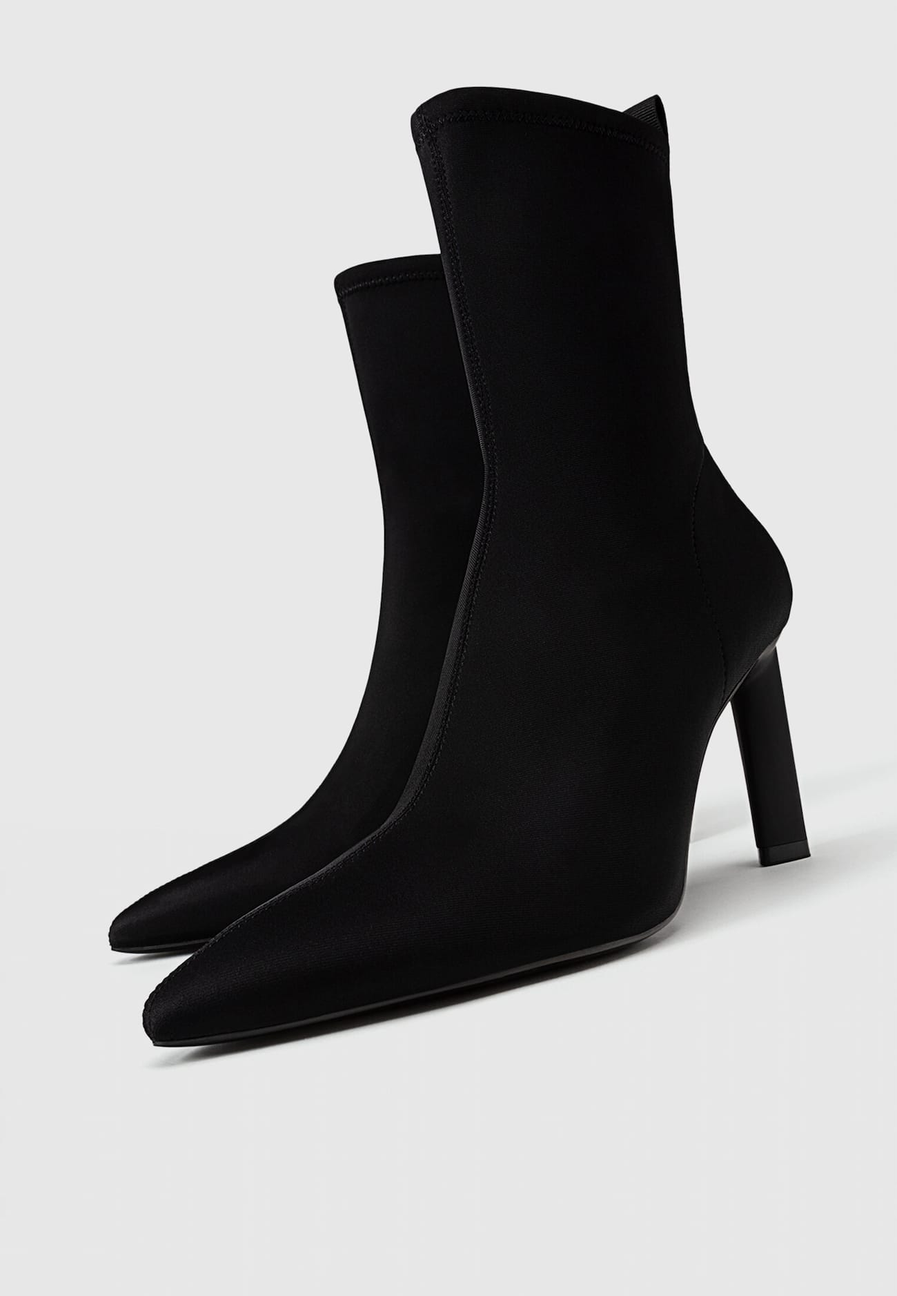 Botas de cano curto com salto alto e modelagem ajustada