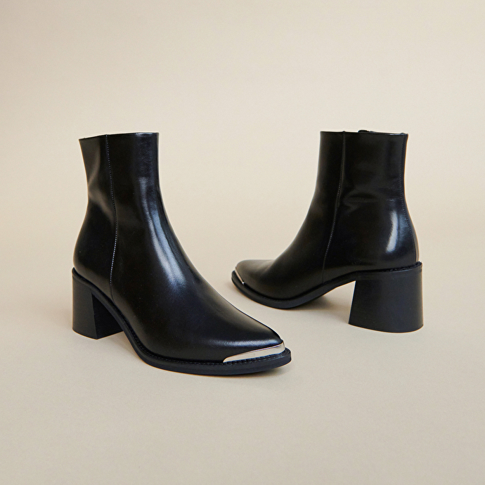 Bottines à talons et embouts argentés  en cuir noir