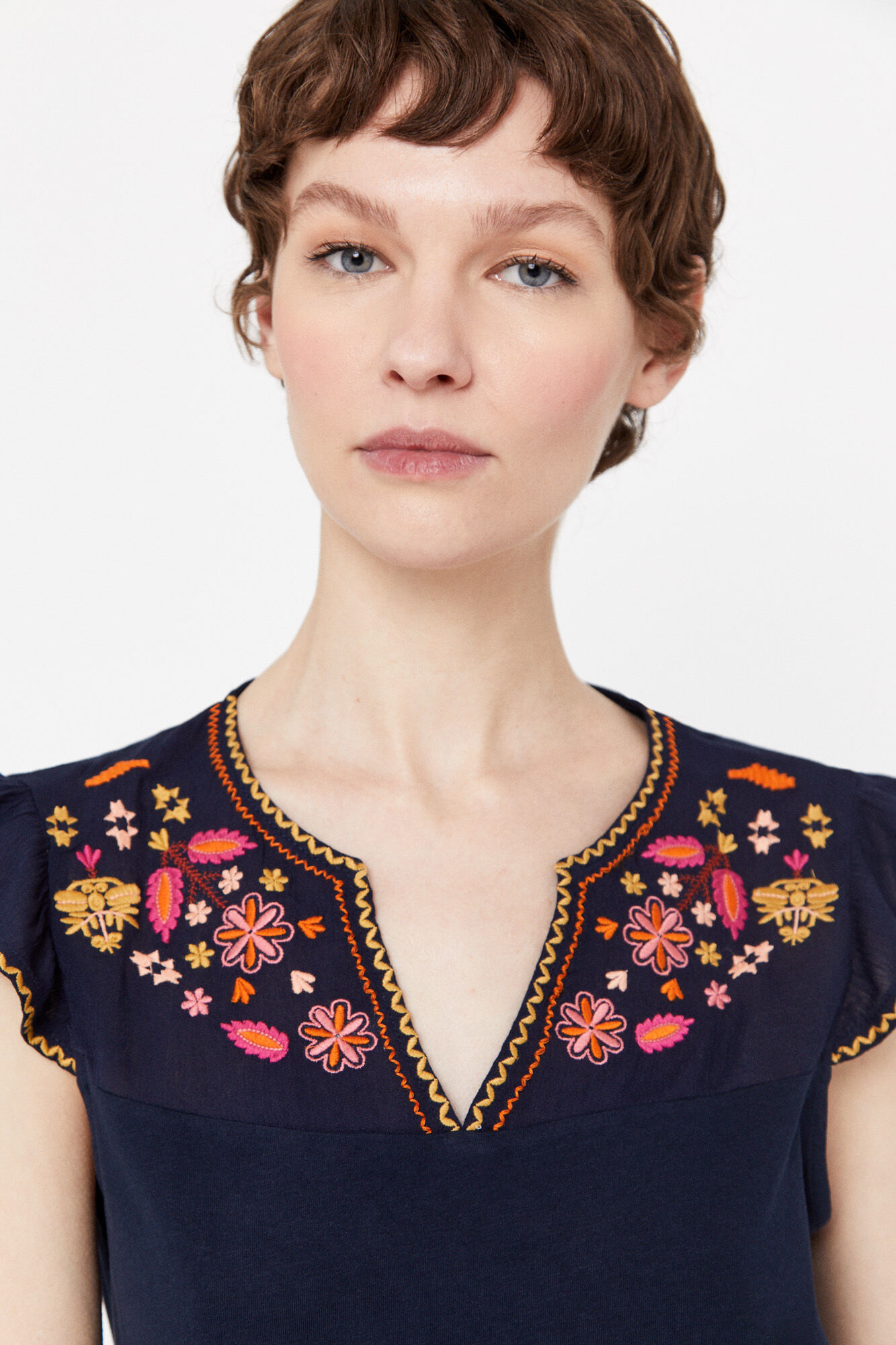 Top combinado com bordado floral - Azul marinho