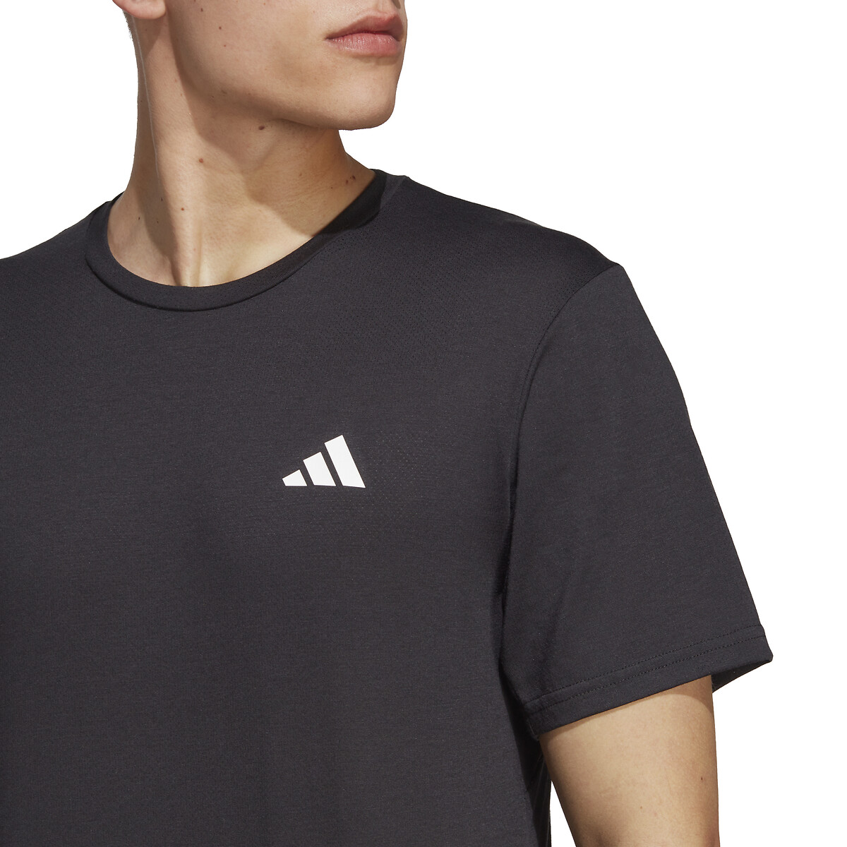 Camiseta adidas Performance para treino, itens essenciais para o conforto.