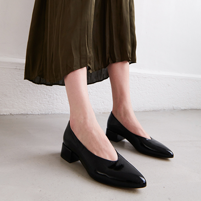 Ballerines à talons et bouts pointus  en cuir brillant noir