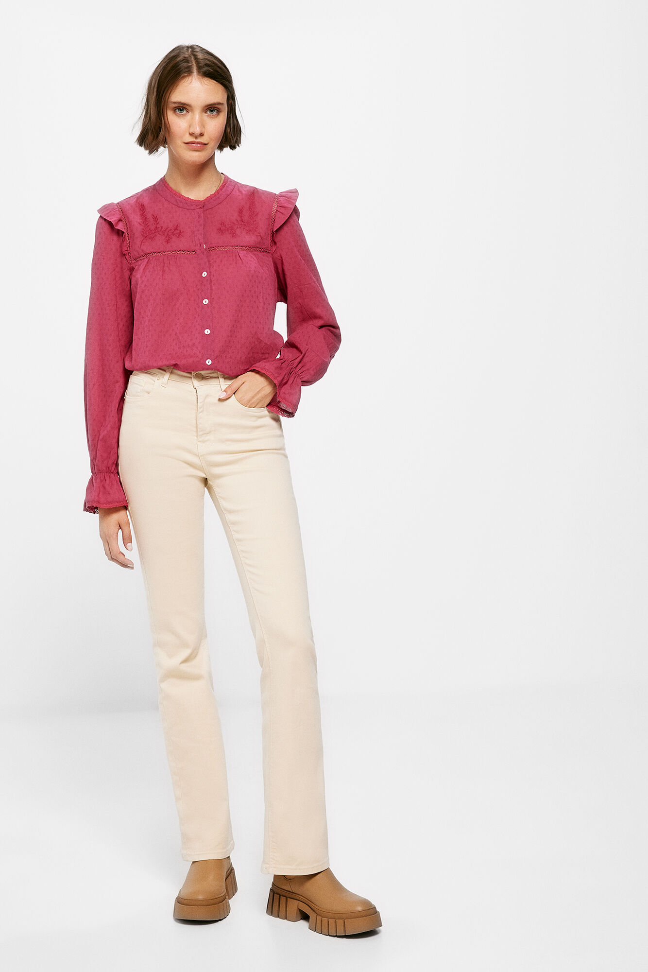 Blusa bordada com ombros franzidos