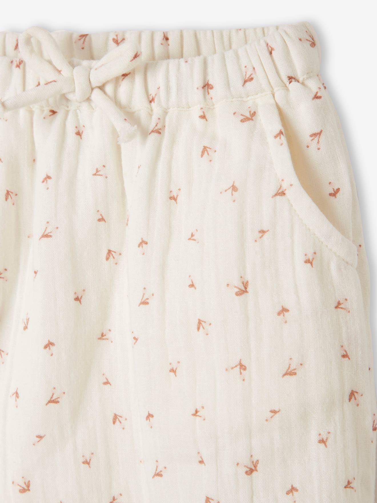 Calças harém em chiffon de algodão com forro, estampa infantil branca clara.