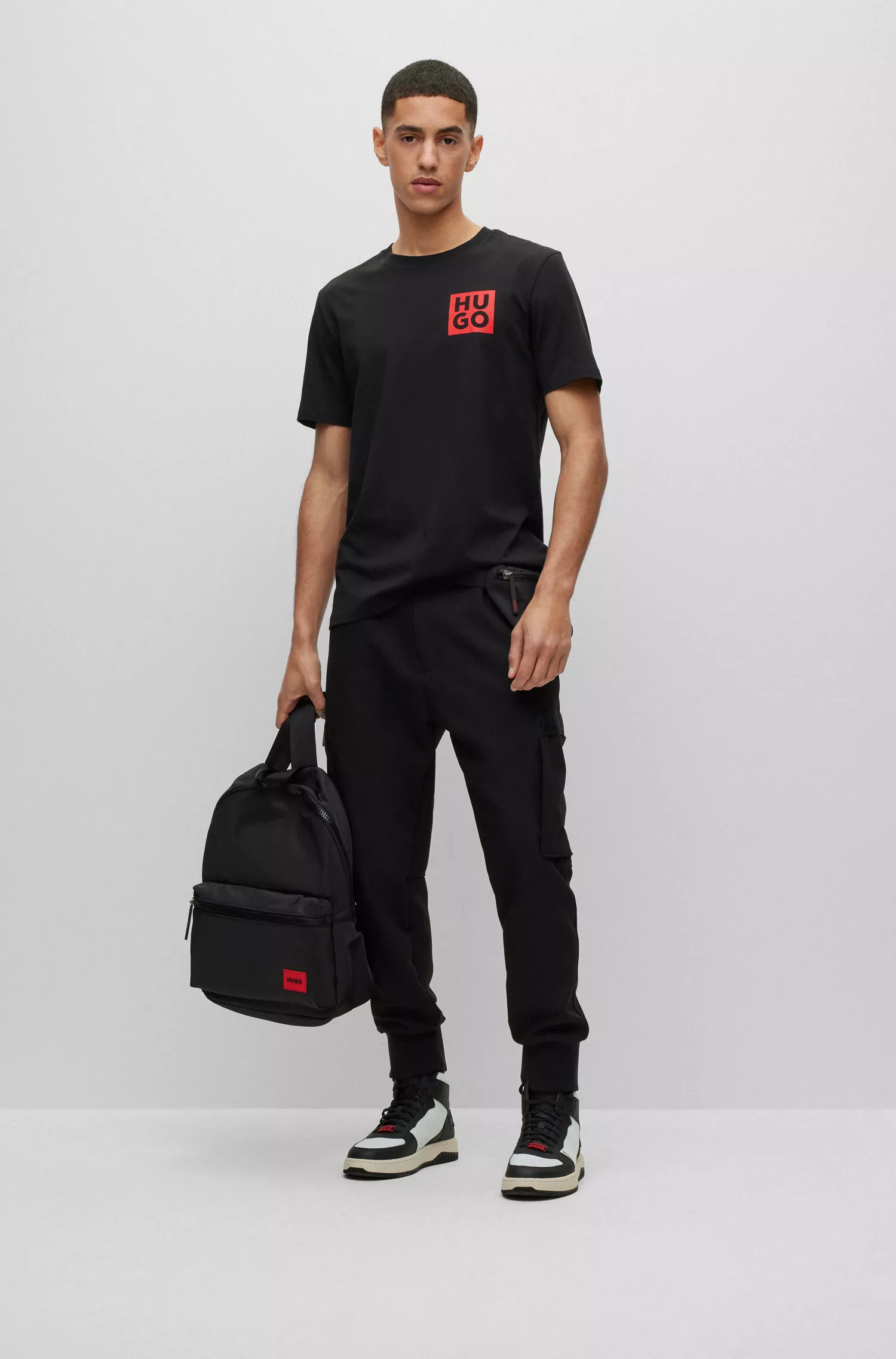 Mochila HUGO vermelha com etiqueta de borracha vermelha com o logotipo e alça superior.