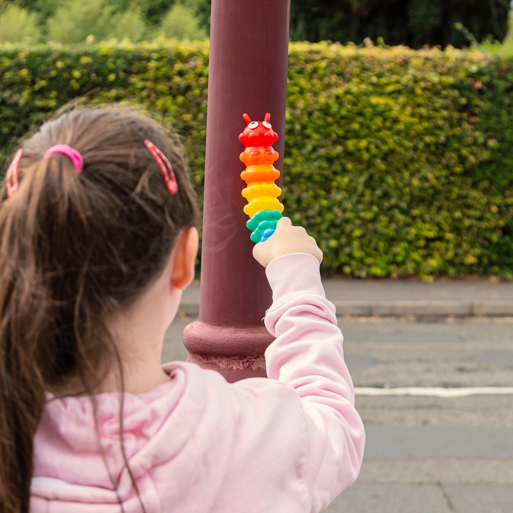 Leuchtender Saug- und Druckknopf-Popper Regenbogenraupe