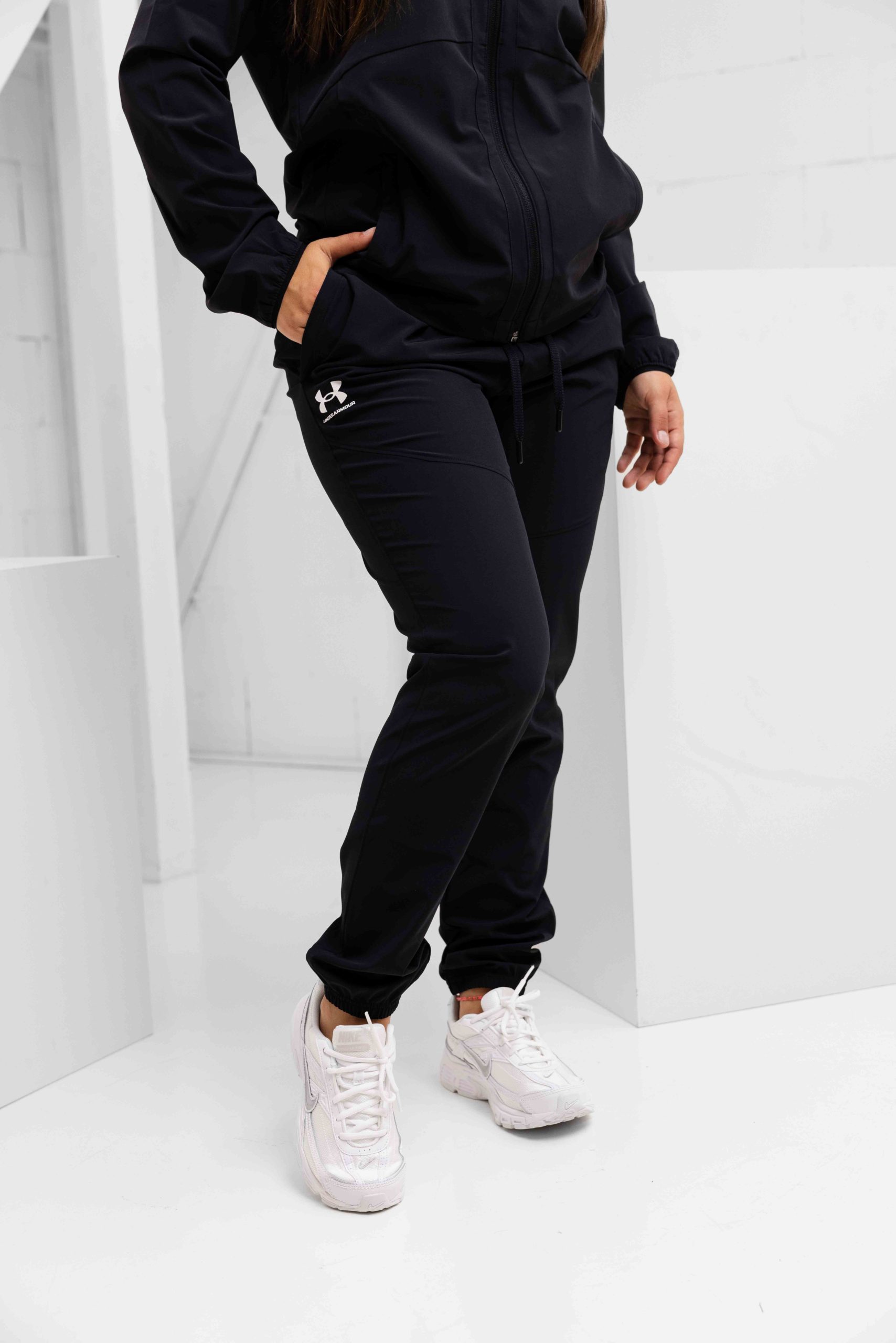 Under Armour Vibe Woven Trainingspak Dames Zwart