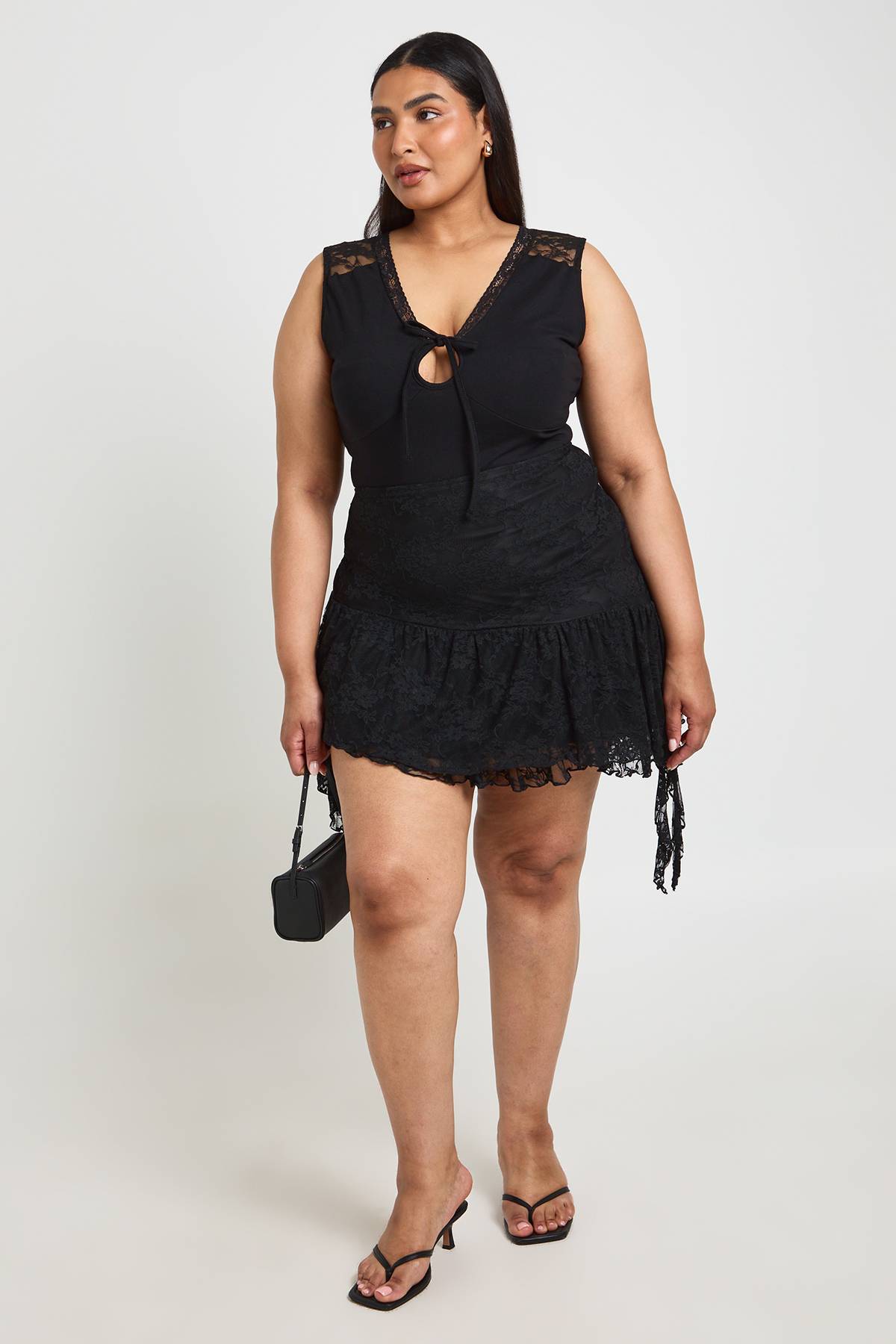 boohoo Body Grande Taille Avec Encolure Nouée À Trou De Serrure Et Finitions En Dentelle