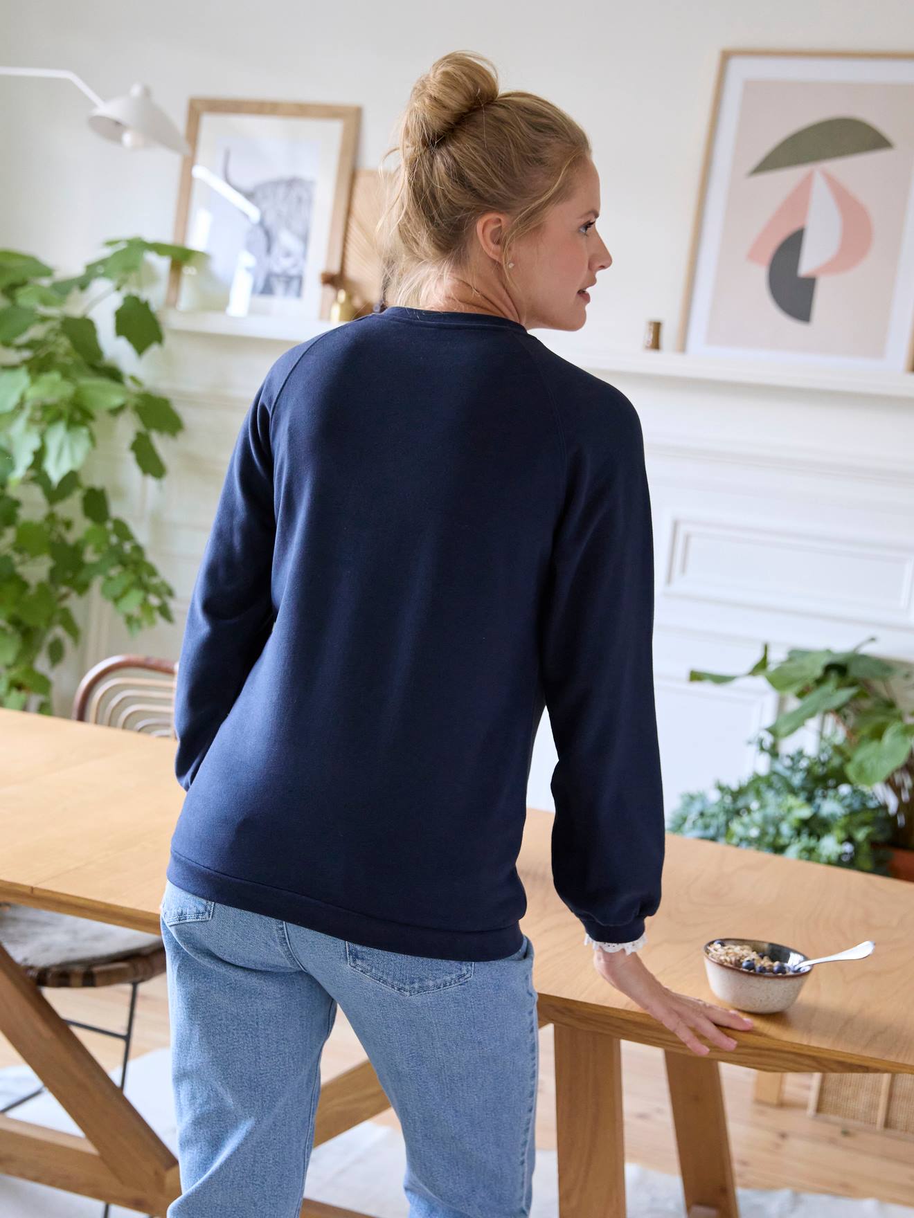 Blusa de moletom azul marinho de lã para gestantes e lactantes.