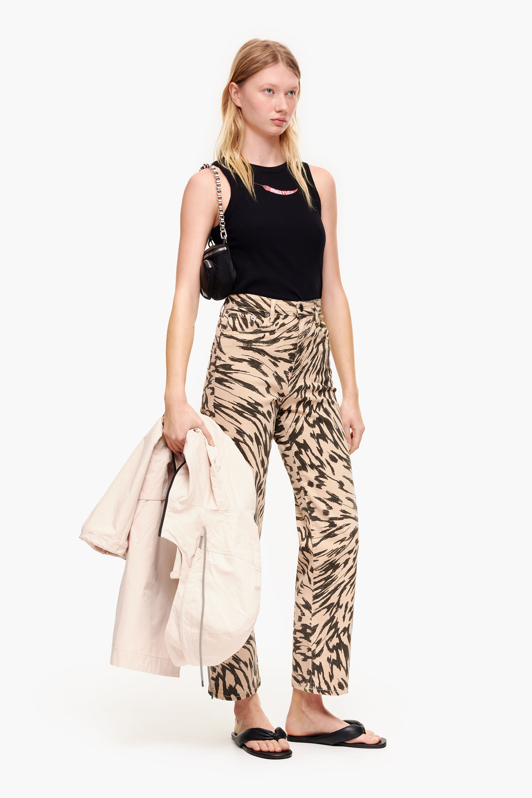 Calça jeans reta cropped com estampa de asa de borboleta natural