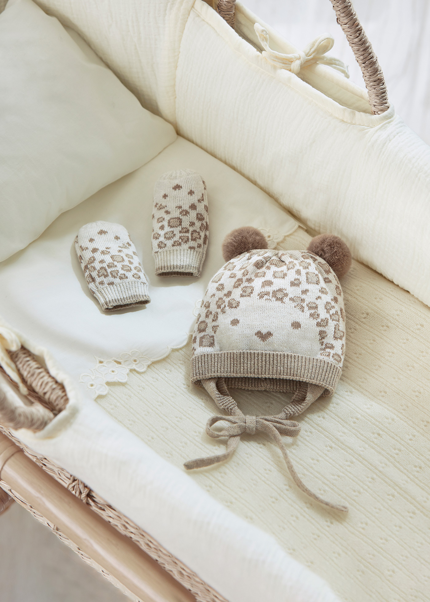 Conjunto de gorro e luvas Better Cotton para recém-nascidos com orelhinhas.