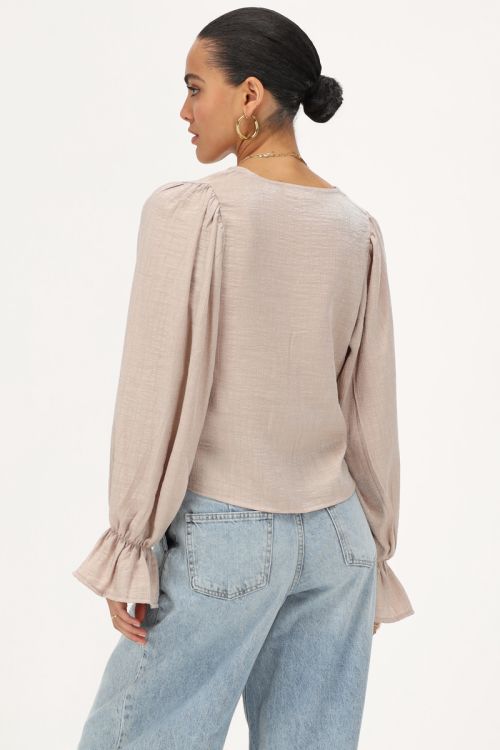 Beige shiny top met strikjes & ruffle mouwtjes
