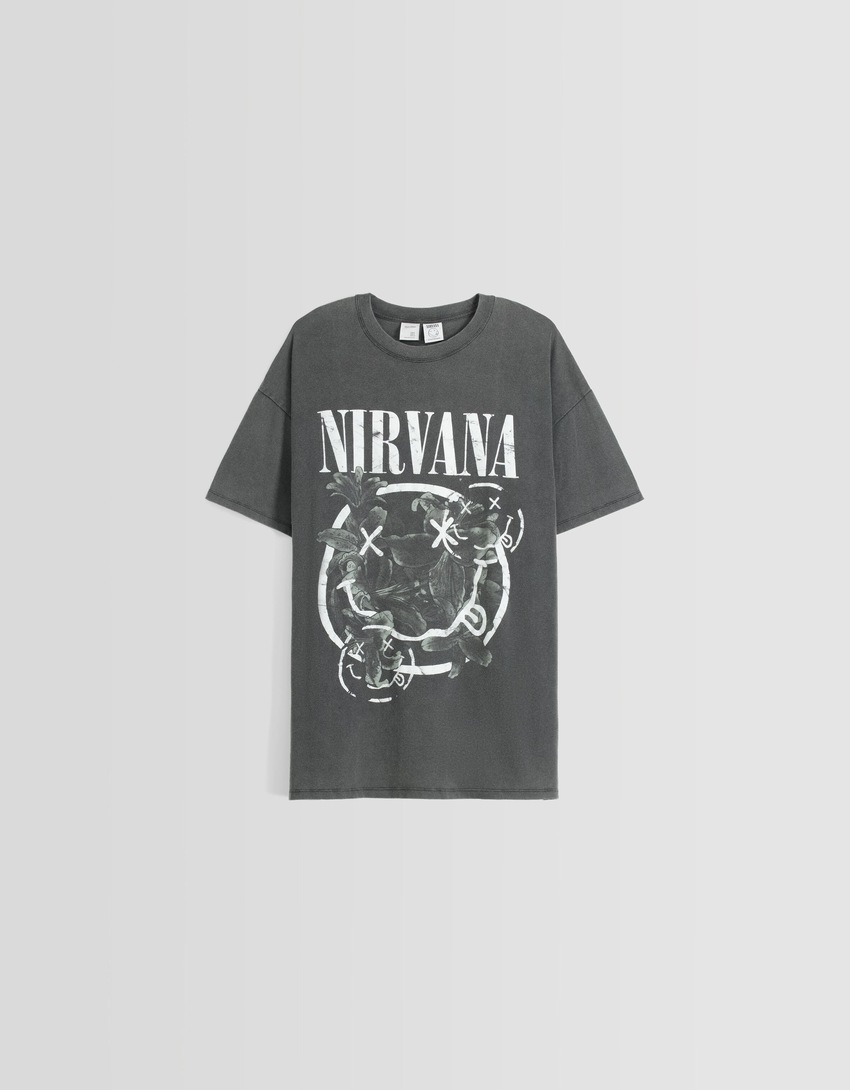 Camiseta Nirvana de manga curta e tamanho grande com estampa.