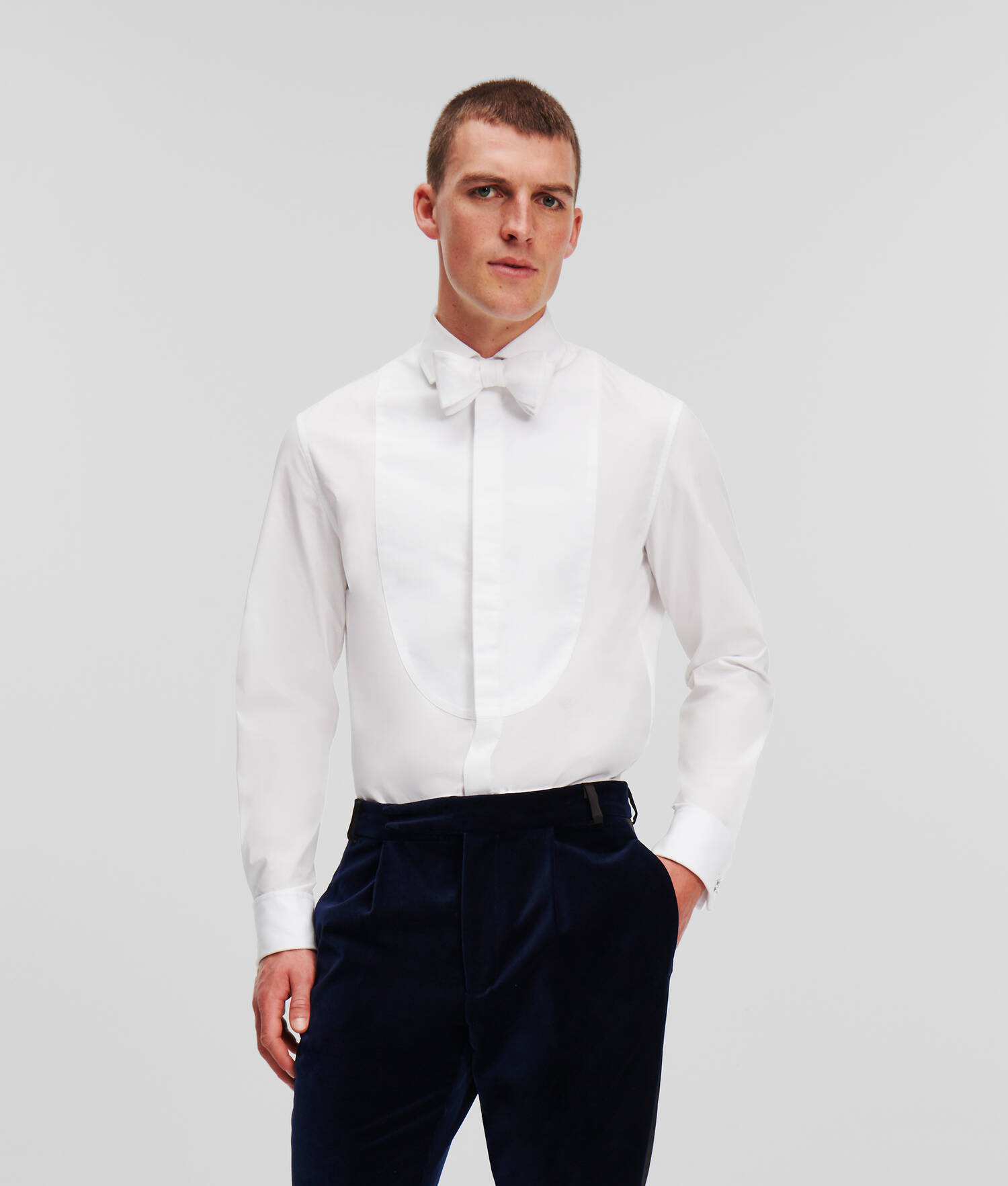 CHEMISE DE SOIRÉE AVEC NŒUD PAPILLON SÉLECTIONNÉE PAR HUN KIM