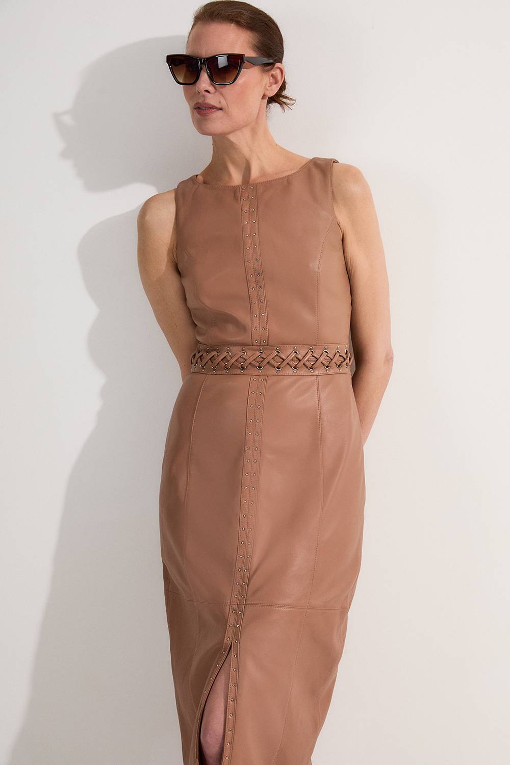 KarenMillen Robe crayon midi sans manches en cuir ornée d'œillets et garnie de dentelle