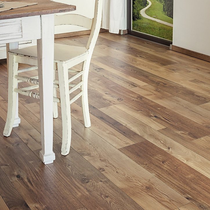 Sol stratifié Bexhill chêne brun L. 138,3 cm x l.19,3 x Ep.8 mm GoodHome