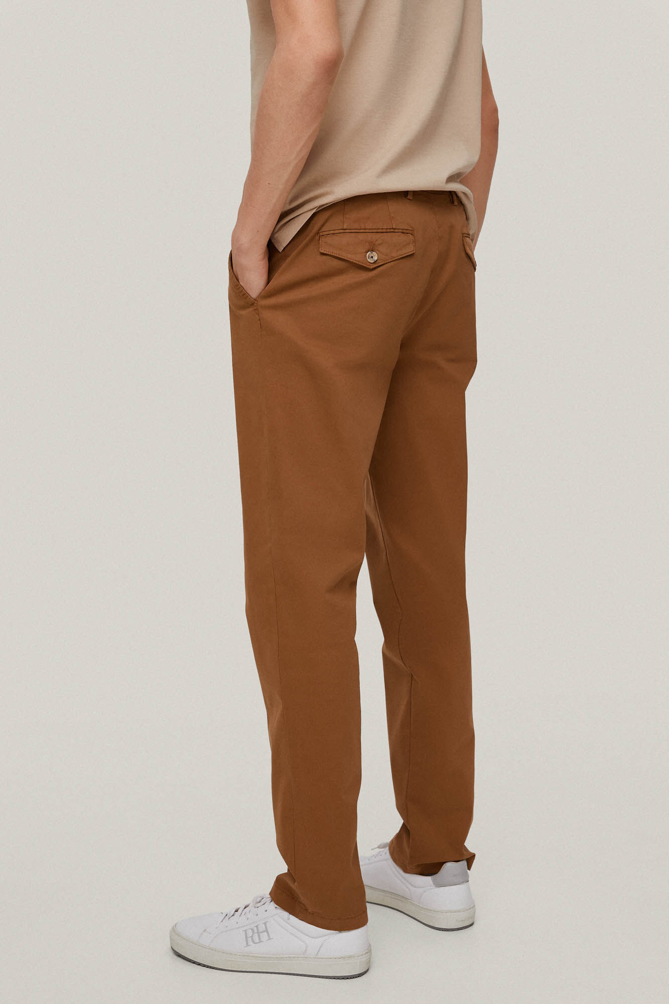 Calça chino premium flexível de corte regular - Marrom