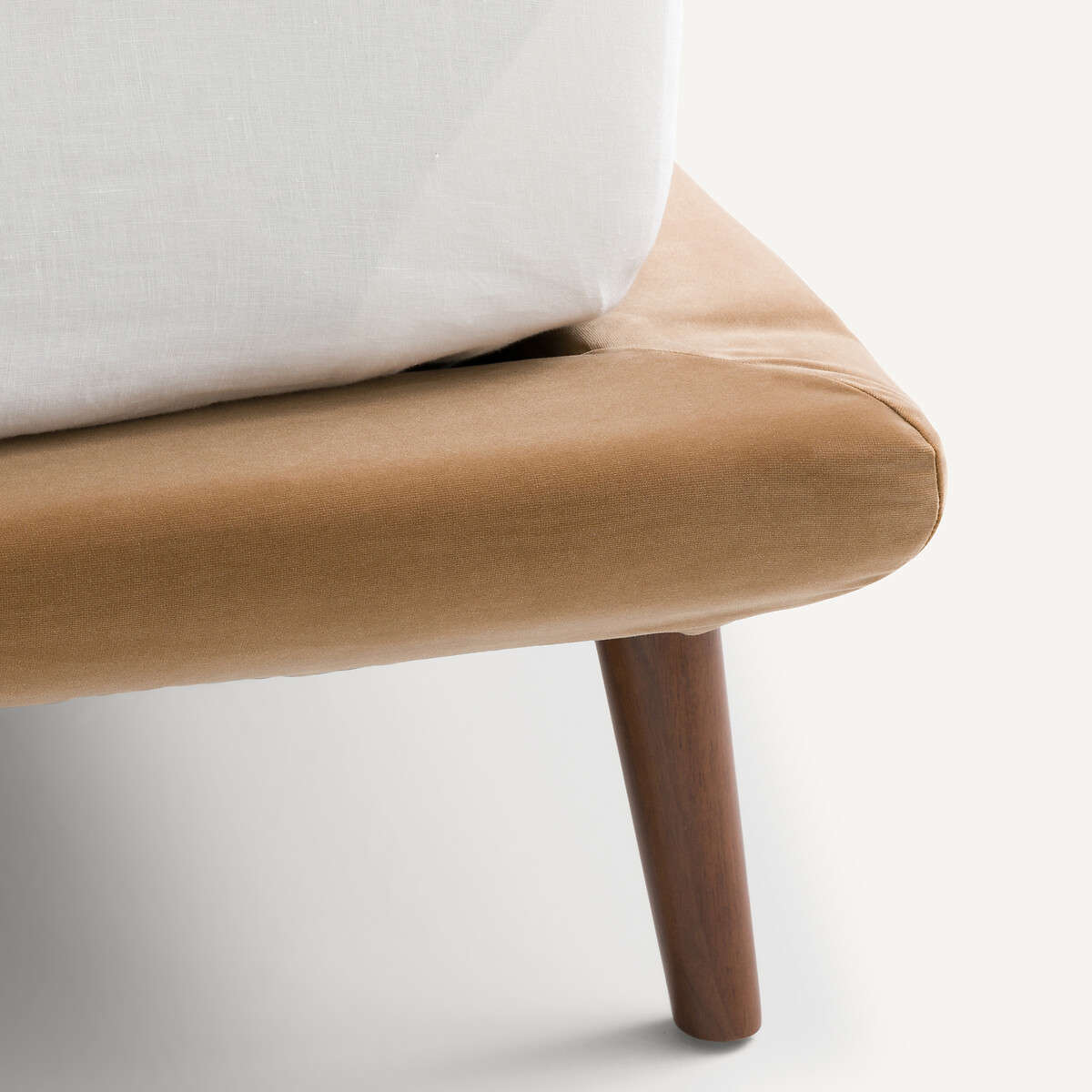 AM.PM<br>Cama de casal em veludo, Aurore, design de E. Gallina
