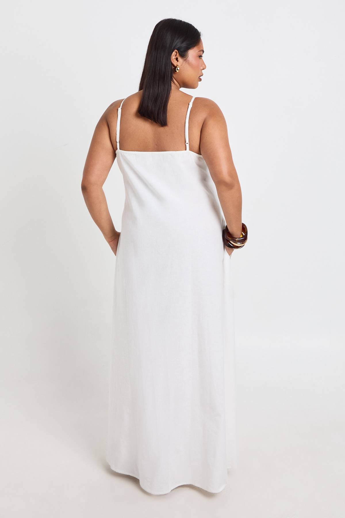 boohoo Robe Maxi Grande Taille En Lin À Ourlet Mouchoir