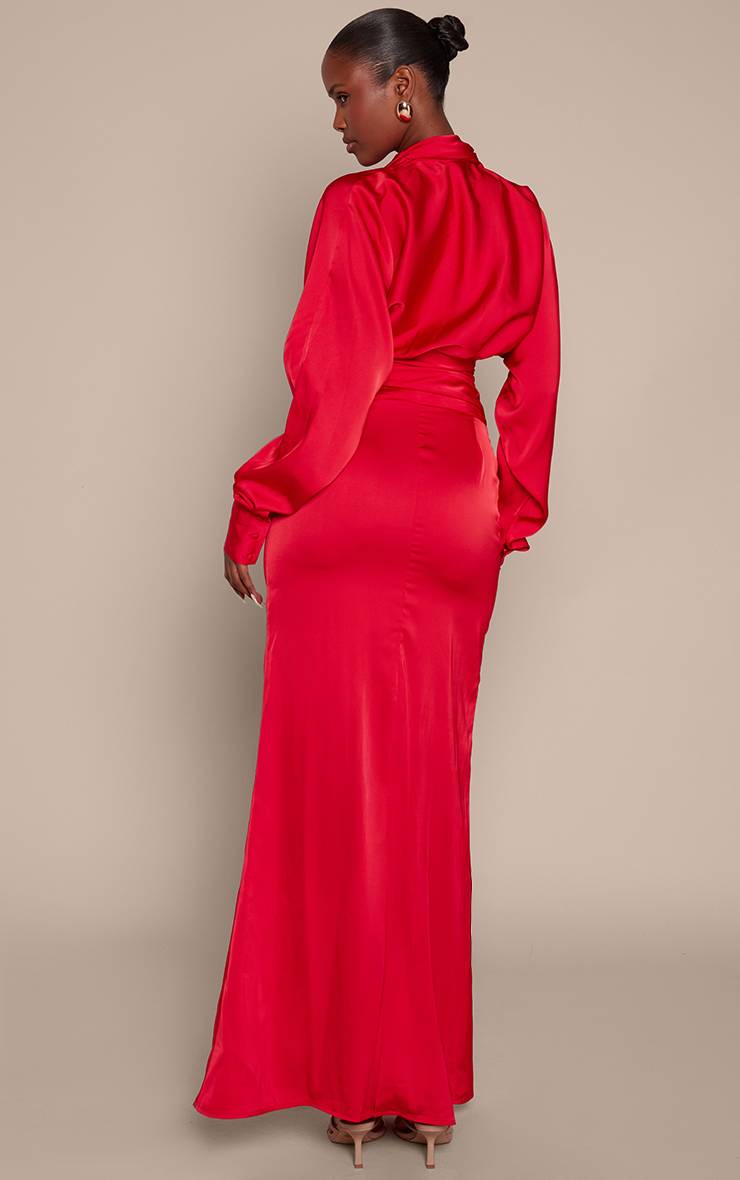 Rouge Robe Longue Satinée À Manches Longues Et Décolleté Plongeant Plt Label