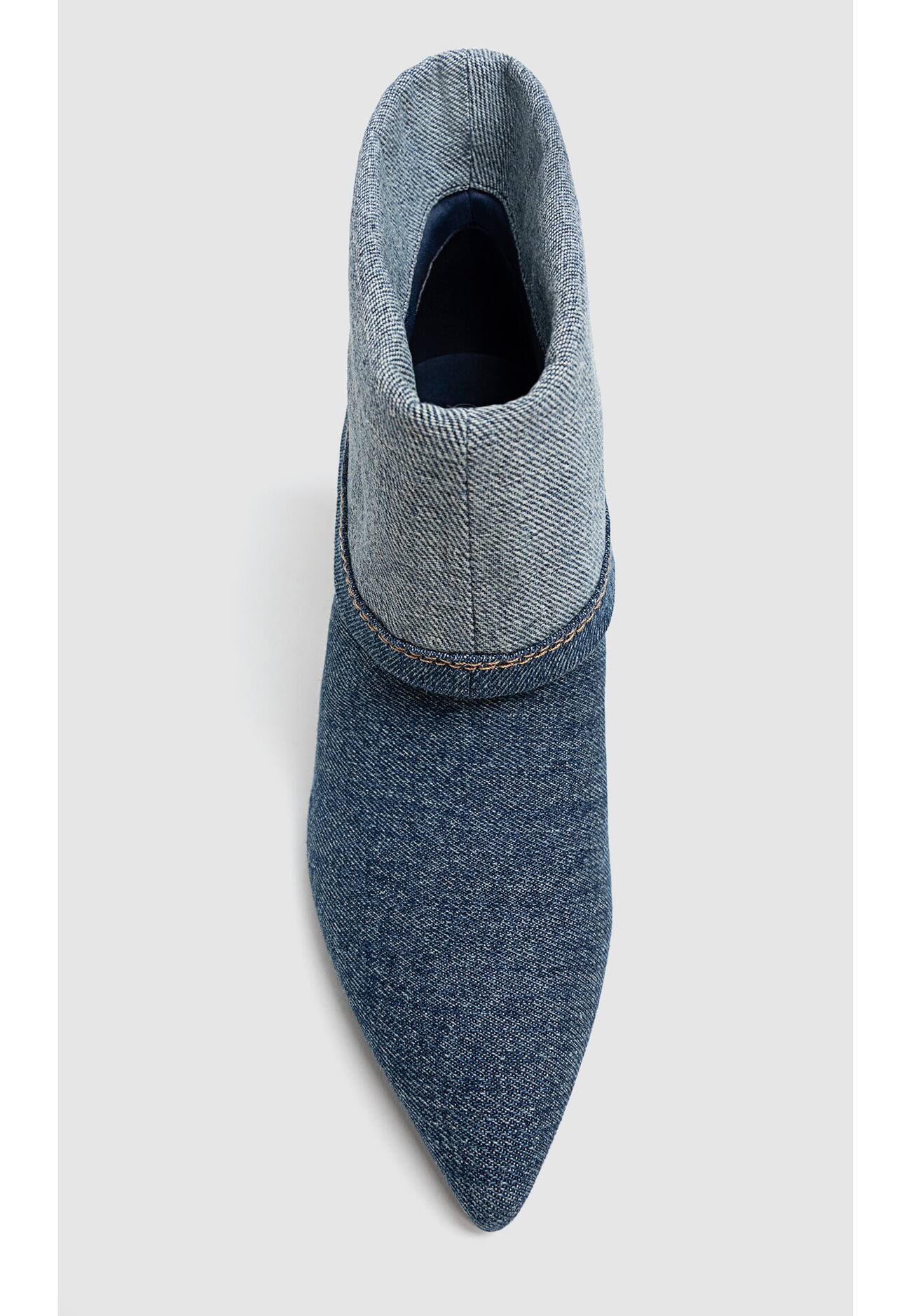 Botas de cano curto de salto alto em jeans