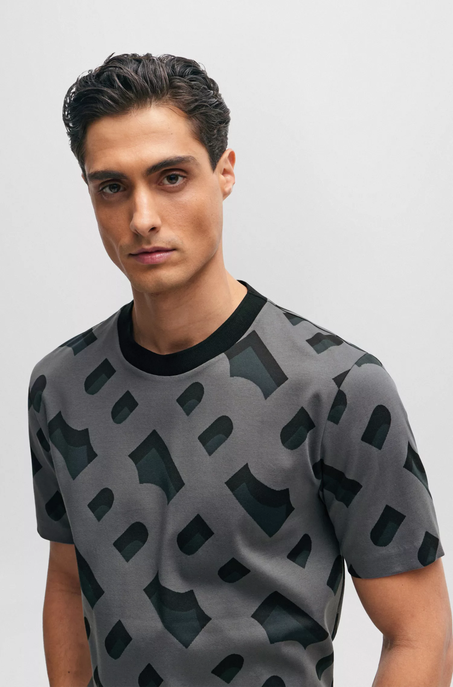 Camiseta BOSS preta com monograma em jacquard, confeccionada em algodão mercerizado elástico.