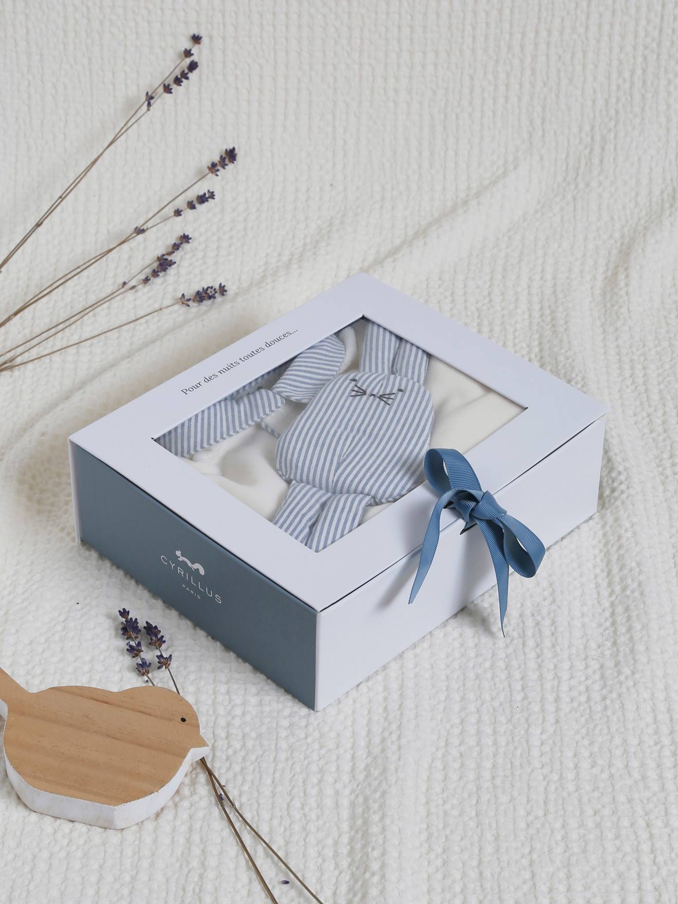 Caixa de presente para bebê: macacão de veludo e brinquedo de pelúcia.